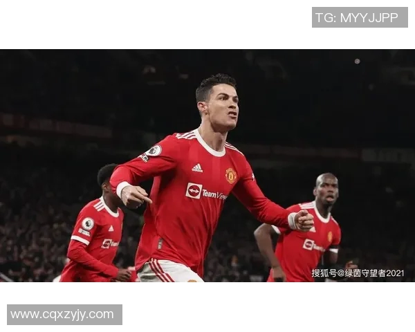 欧冠赛场惊现奇葩一幕球迷冲入场内抢夺C罗球衣引发热议